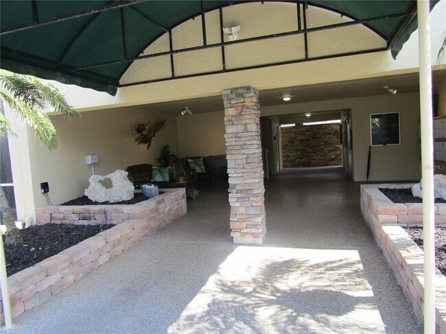 Building Photo - 1400 Tarpon Center Dr
