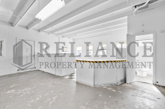 Building Photo - 4557 S Oak Ave