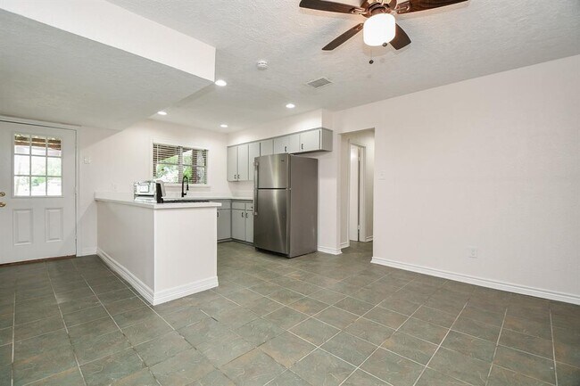 Building Photo - 7602 Turquoise Ln