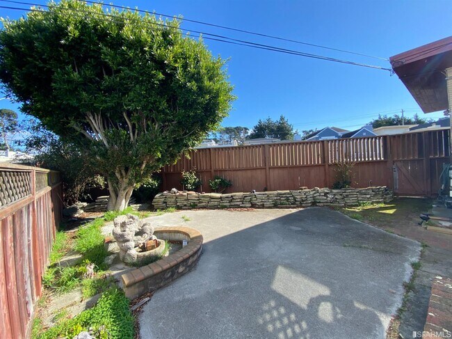 Building Photo - 67 Parkwood Dr
