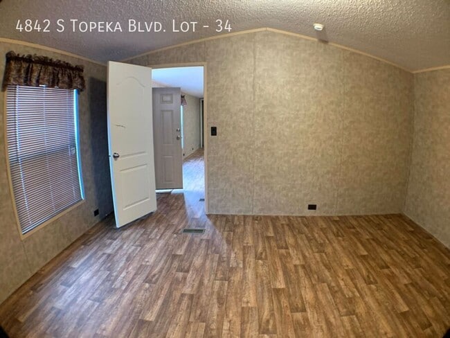 Building Photo - 4842 SW Topeka Blvd