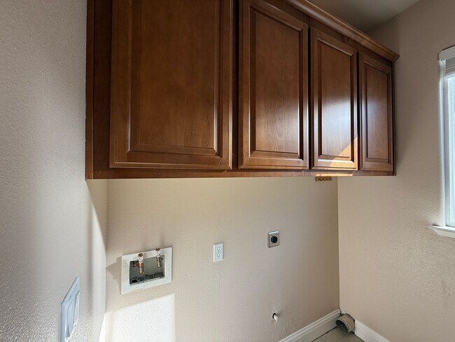 Building Photo - $4695 - Beautiful 5 Bedroom 3 Bath Home wi...