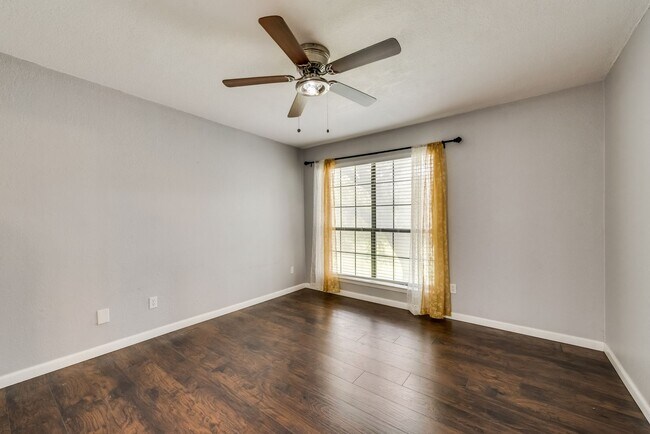 Building Photo - Spacious 2nd floor corner unit in Richardson