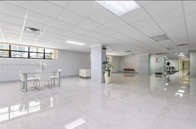 Building Photo - 600 Parkview Dr