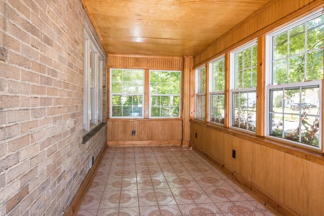 Building Photo - 606 Valley Ave NW