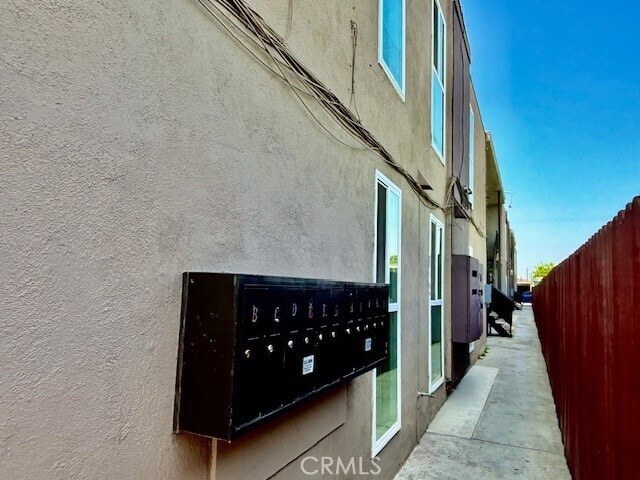 Building Photo - 815 N Rose Ave