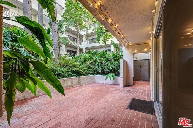 Building Photo - 1131 Alta Loma Rd