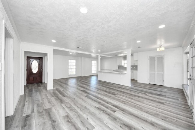 Building Photo - 8011 La Roche Ln