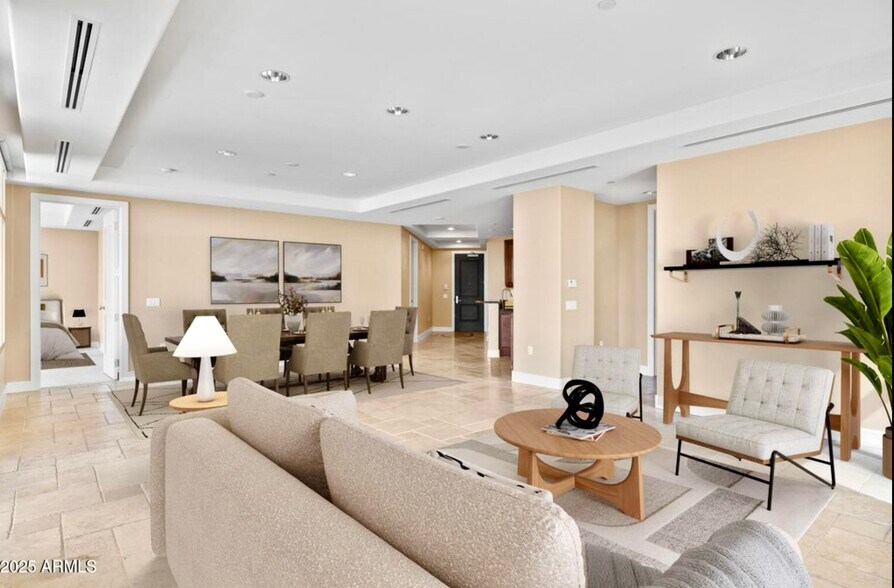 Living/dining room - 2211 E Camelback Rd