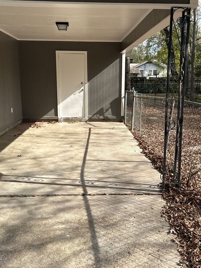 Building Photo - Country and City Side Home