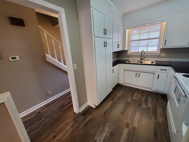 Building Photo - Spacious 3BR/2.5BA Townhouse in The Maples...
