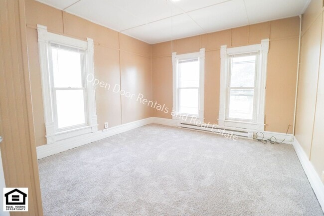 Building Photo - 304/306 S Guilford St