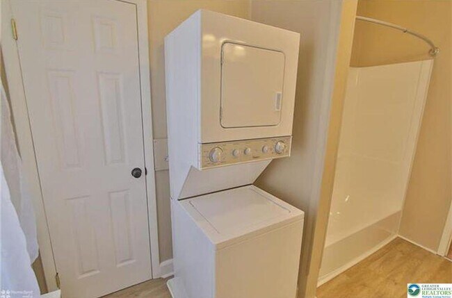 Building Photo - 325 N Eighth St