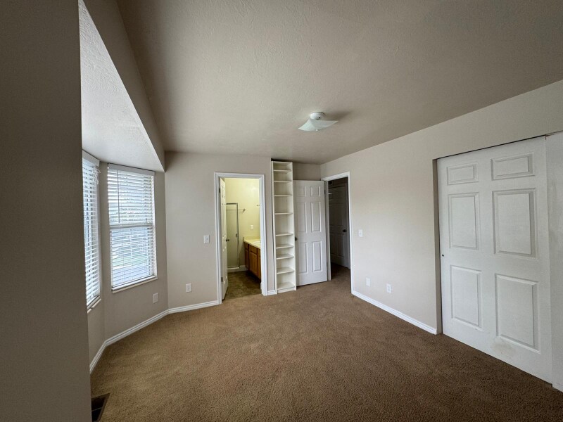 Building Photo - 800 Gatewood Dr
