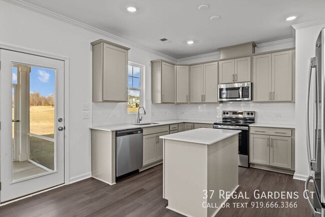 Building Photo - 37 Regal Gdns Ct