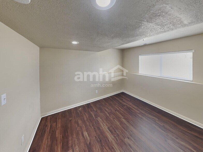 Building Photo - 2996 E 1530 S