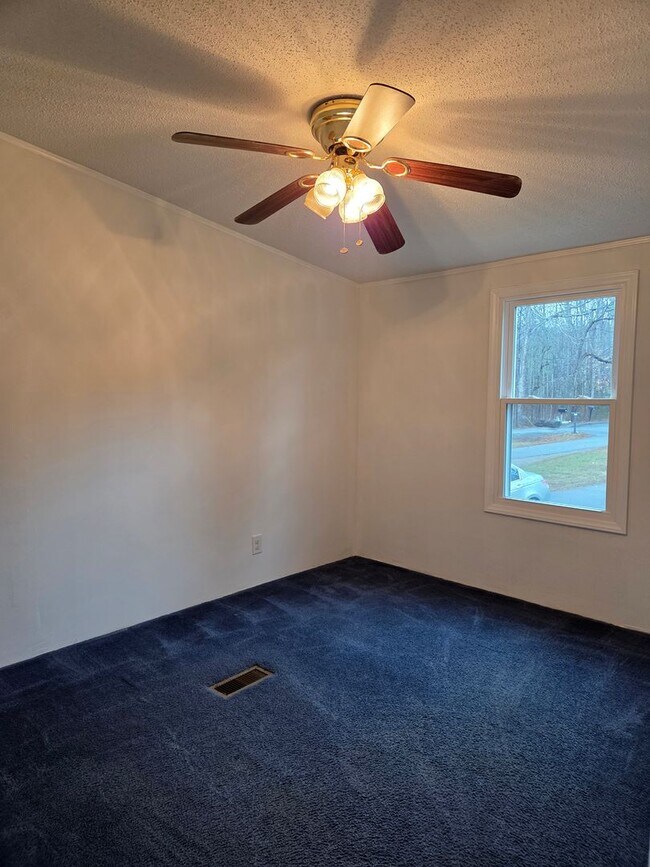 Building Photo - 3 bedroom mobile home in Iron Station