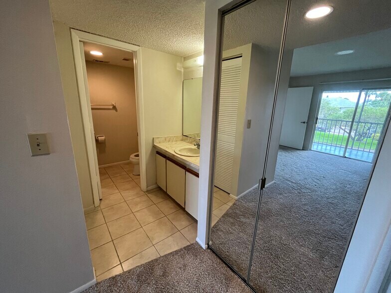 Building Photo - 1522 SE Royal Green Cir
