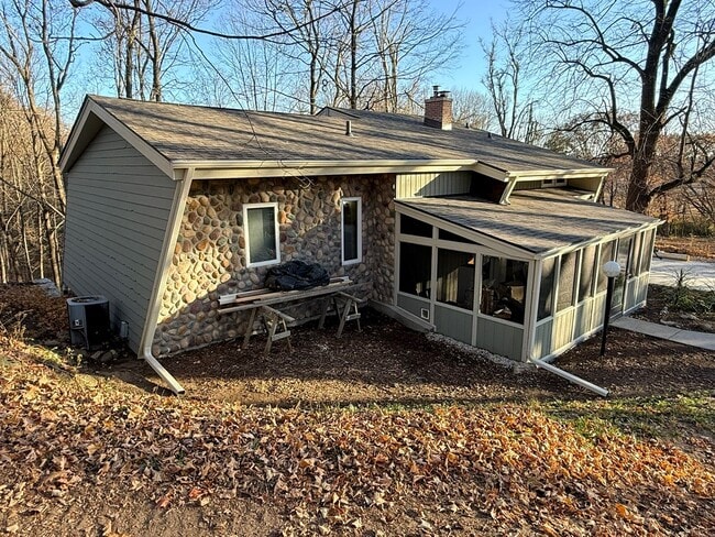 Building Photo - 3 Bed 2.5 Bath Home for Rent, 3.25 Wooded Acres, Oconomowoc Area Schools