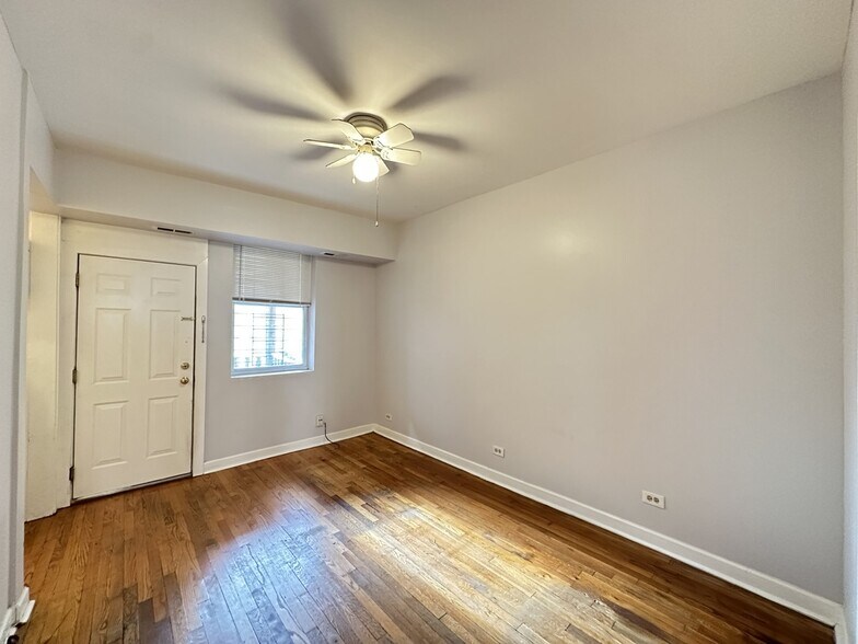 Building Photo - 2405 W Wilson Ave