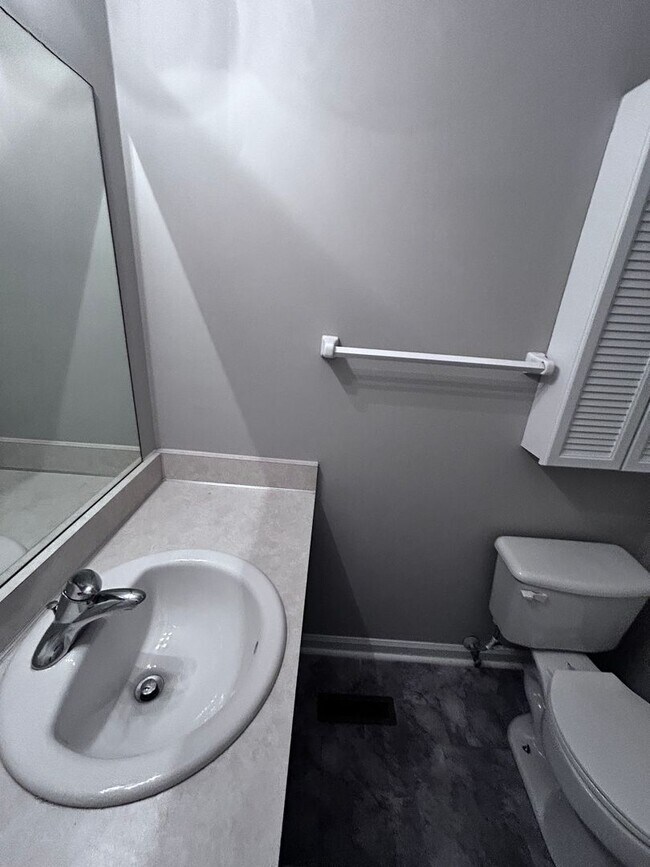 Building Photo - Large three bedroom, one and a half bath t...