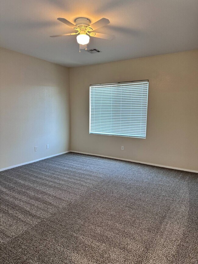 Building Photo - 2820 Dowitcher Ave