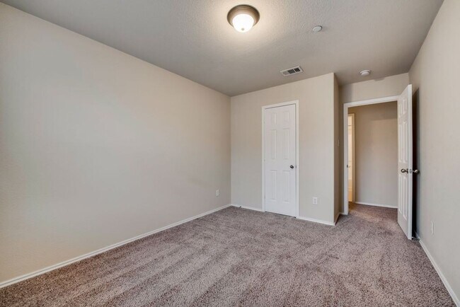 Building Photo - COMING SOON! CHARMMING 2 BEDROOM TOWNHOME ...