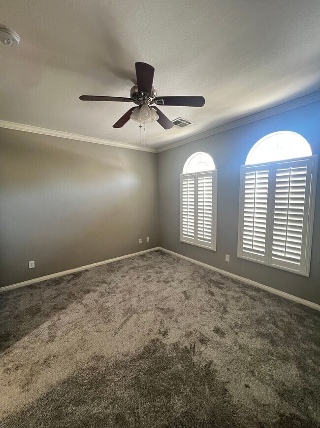 Building Photo - Spacious 4-Bedroom Mountains Edge Home with Downstairs Suite, Balcony & Covered Patio