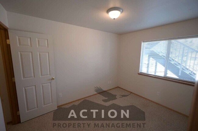 Building Photo - Super clean 2 bed 1 bath apartment in Port...