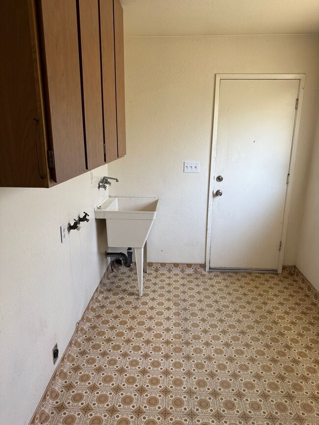 Building Photo - 4833 E Main St