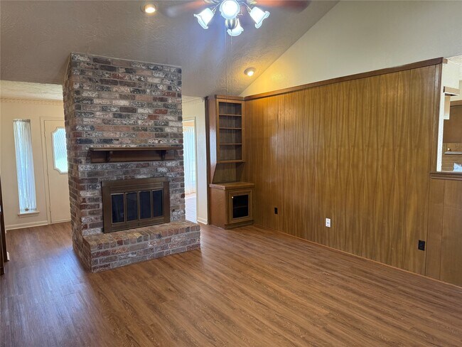 Building Photo - 214 Kings Ct