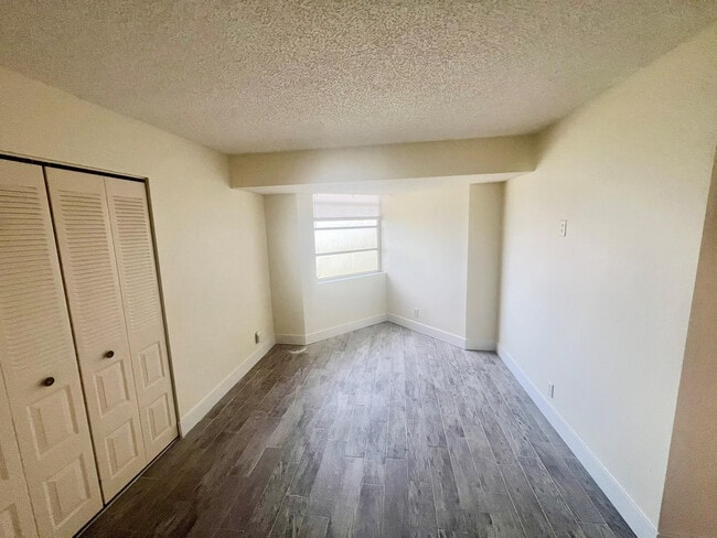 Building Photo - 1831 Sabal Palm Dr