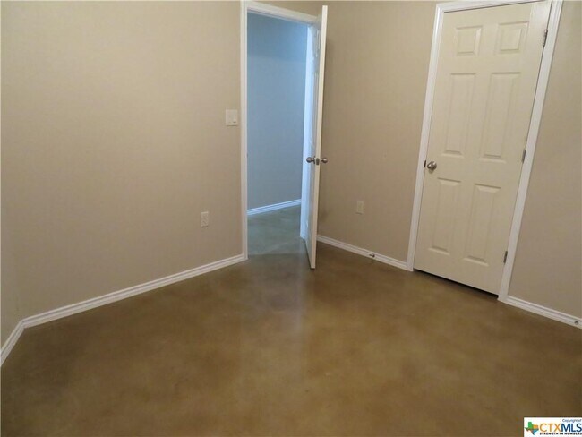 Building Photo - 929 Brown Rock Dr