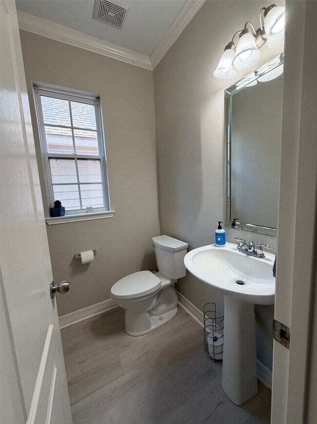 Building Photo - 6222 Skyline Dr