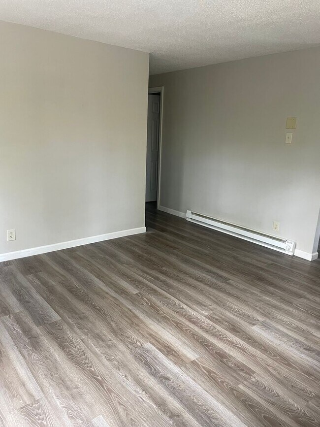 Building Photo - Knoxville 37912 - Spacious 1 bedroom, 1 bath apartment - Contact Lisa Vineyard and Shannon Russel...