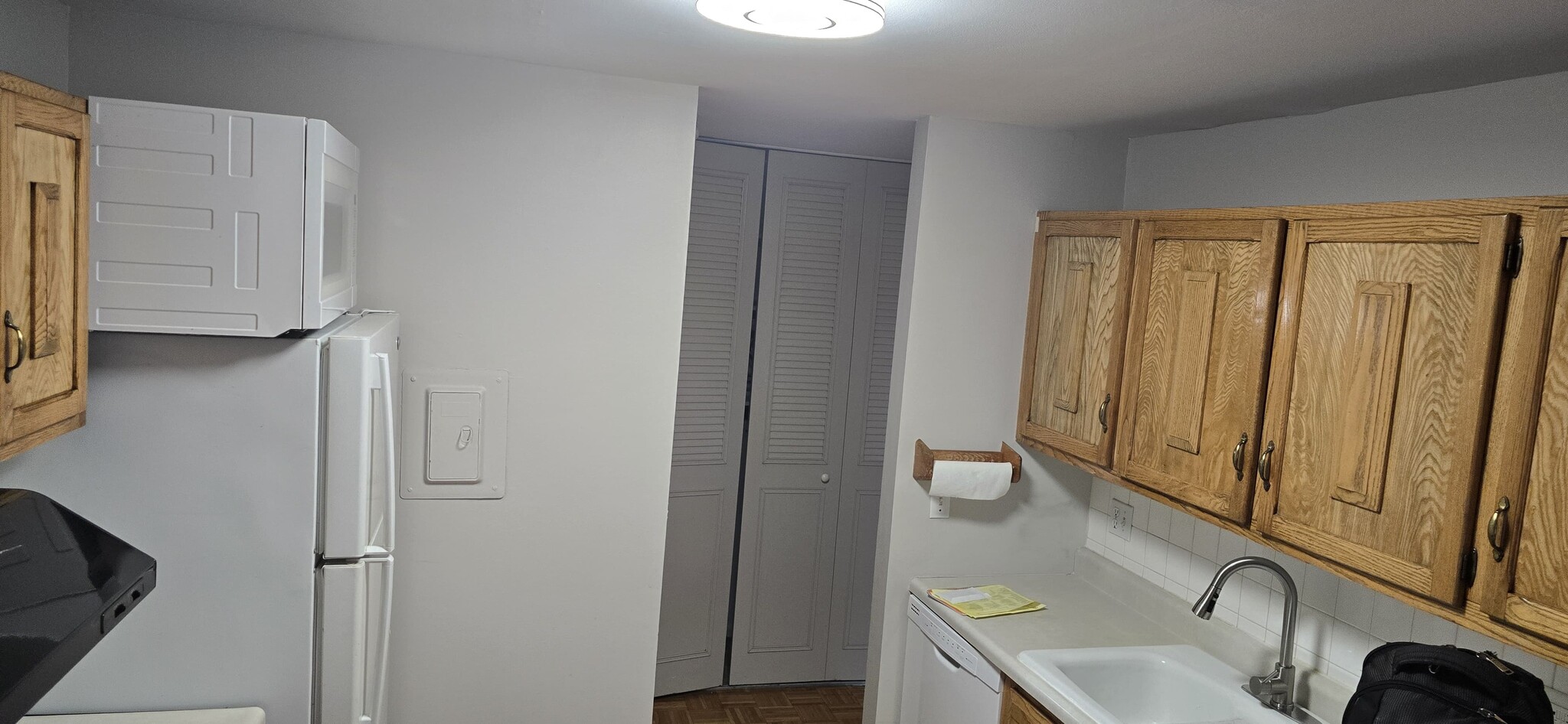 Building Photo - 910 E Old Willow Rd