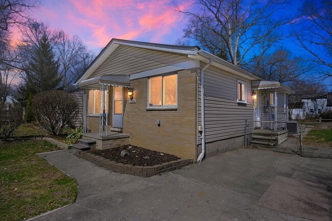 Building Photo - 35046 Rosslyn St