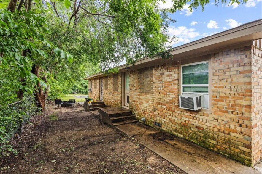 Backyard - 701 W Hull St