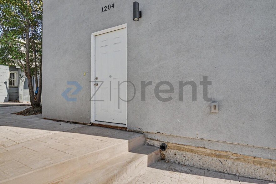 Building Photo - Unit
