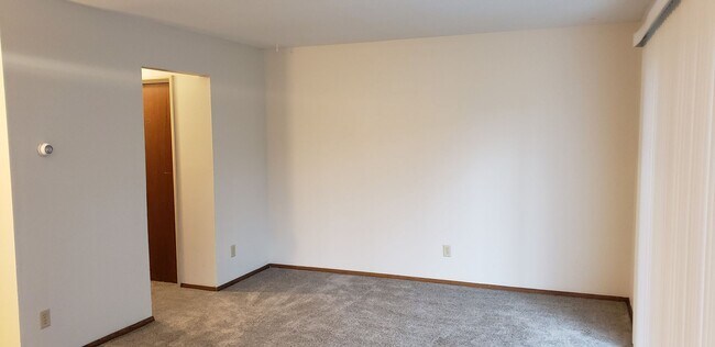 Building Photo - 3 BEDROOOM/1.5 BATH TOWNHOUSE