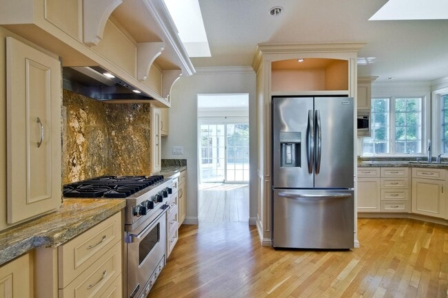 Building Photo - Beautiful 4 bedroom, 3 bath in desirable C...