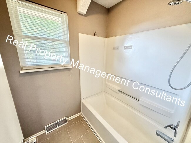 Building Photo - $600 Rent Credit on 3 Bedroom Split-Level ...