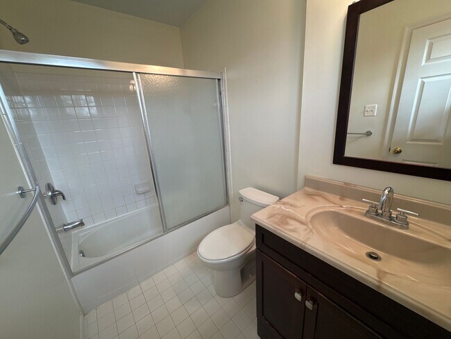 Building Photo - Stylish End-Unit Townhome on  Oakridge Lane – Hellertown, PA