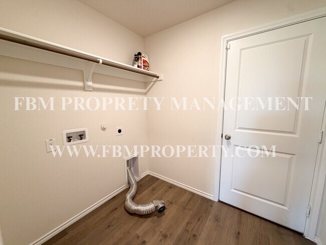 Building Photo - 369 Thoroughbred St