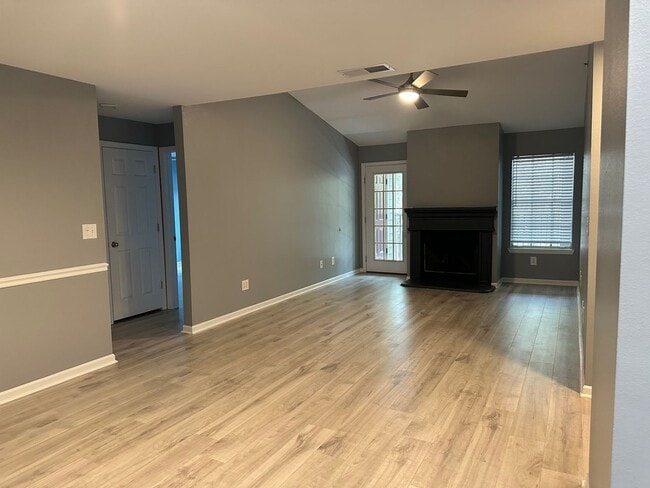 Building Photo - Gorgeous 2 bed/2 bath located in gated community!