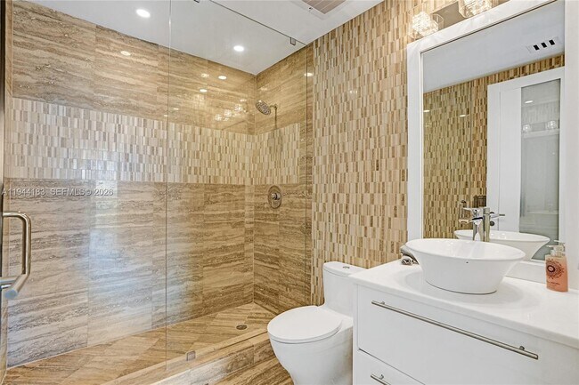 Building Photo - 15901 Collins Ave