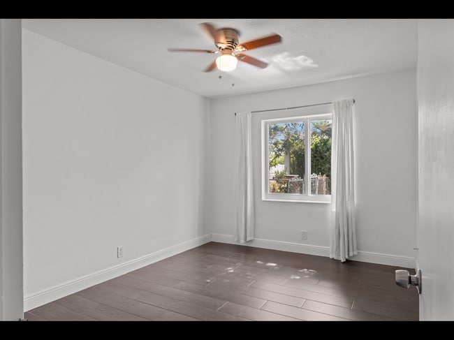 Building Photo - 2133 NE 56th Ct