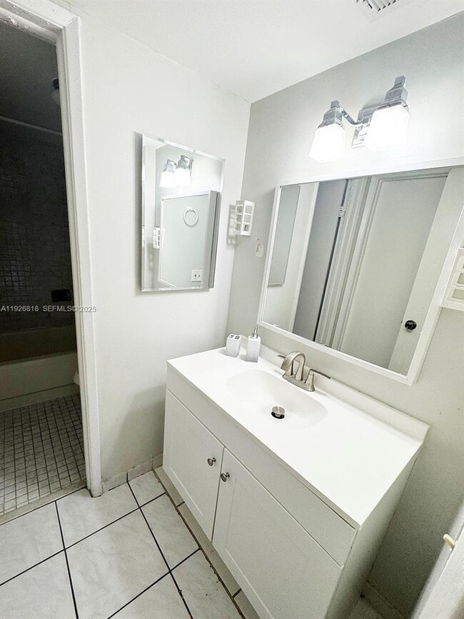 Building Photo - 400 W Park Dr