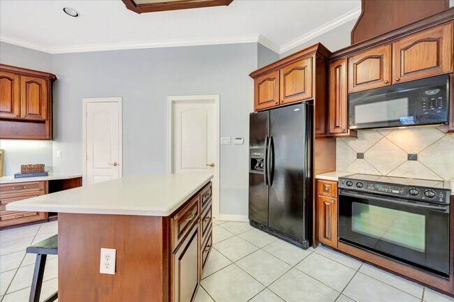 Building Photo - 2421 Baycrest Dr