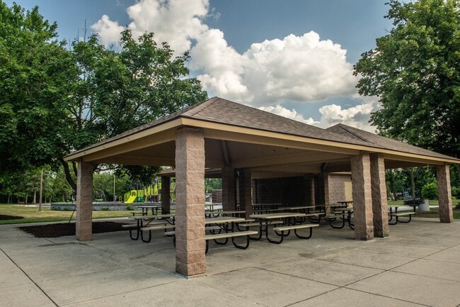 Building Photo - 1028 Valley Stream Dr